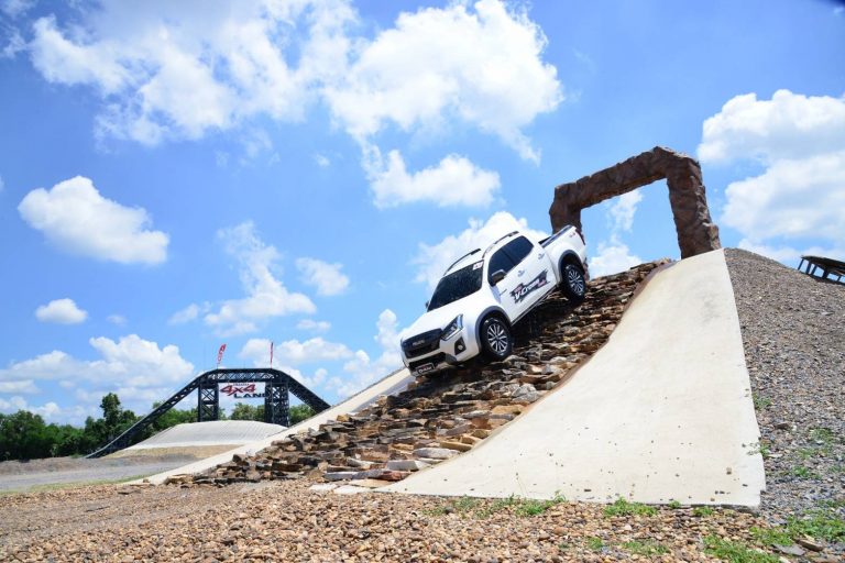 สรยท. ร่วมกับ บริษัท ตรีเพชรอีซูซุเซลส์ จำกัด เปิดหลักสูตรอบรมเทคนิคการใช้รถขับเคลื่อนสี่ล้อ