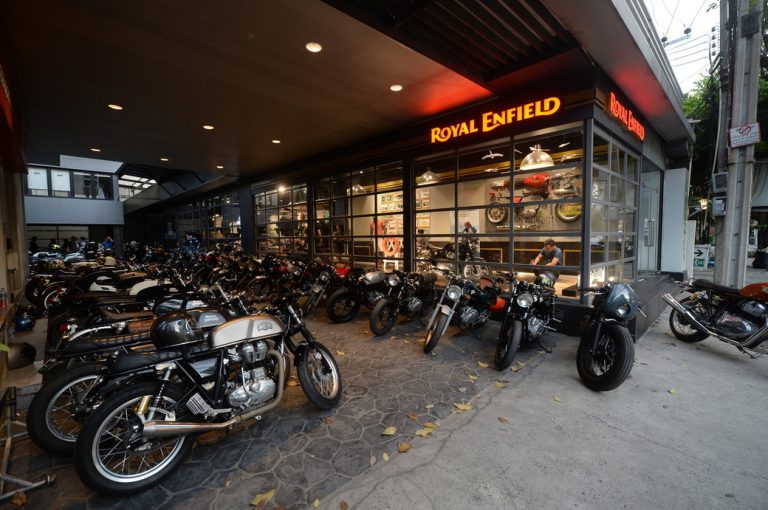 รอยัล เอนฟิลด์ จัดงานคาเฟ่ เรซเซอร์ ไนท์ ไรด์