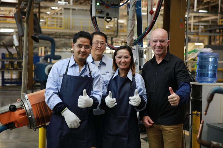 ฟอร์ด ชวนพนักงานและผู้จำหน่ายเยี่ยมโรงงาน