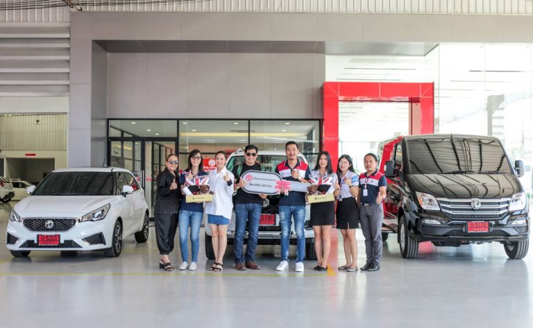 ข่าวรถวันนี้ : เอ็มจี ต้อนรับ ไทด์ - เอกพันธ์ และ ทับทิม - อัญรินทร์ สู่ครอบครัวเอ็มจี จากความประทับใจสู่ความมั่นใจ ถอยรถ 2 รุ่น NEW MG V80 และ NEW MG 3