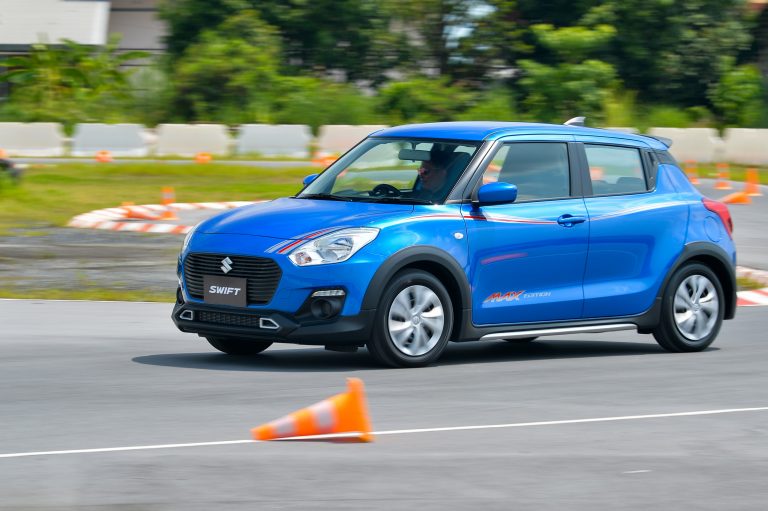 ข่าวรถวันนี้ : ‘ซูซูกิ’ เชิญสื่อฯพิสูจน์สมรรถนะ SUZUKI SWIFT GL MAX EDITION ผ่านสนามทดสอบแบบ GYMKHANA