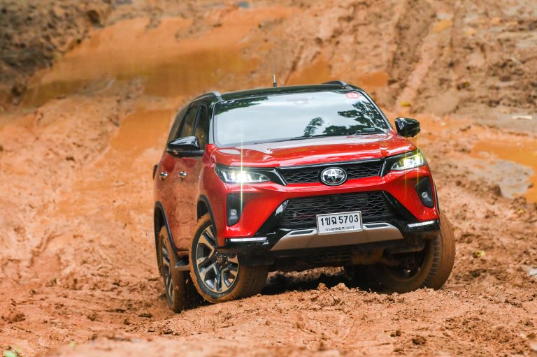 รีวิวรถใหม่ 2020 : Toyota Fortuner Legender สัมผัสแรกบนถนนจริง บอกได้เลยว่าครบเครื่อง ทั้งหล่อและลุย