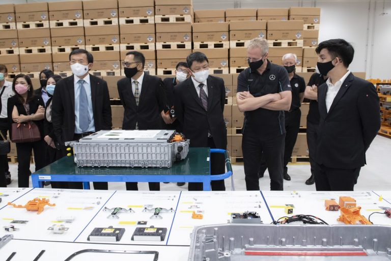 ข่าวรถวันนี้ : เมอร์เซเดส-เบนซ์ เปิดบ้านต้อนรับกรรมาธิการการพลังงาน สภาผู้แทนราษฎร เข้าเยี่ยมชมและดูงานในโรงงานประกอบรถยนต์ปลั๊กอินไฮบริดและผลิตแบตเตอรี่ สมุทรปราการ