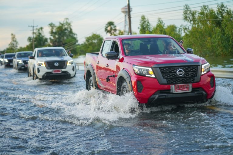 ข่าวรถวันนี้ : นิสสัน ลงพื้นที่ช่วยเหลือผู้ประสบภัยน้ำท่วม ร่วมกับผู้จำหน่าย สยาม นิสสัน ศรีษะเกษ