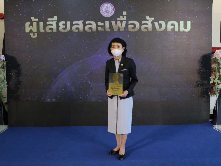 คุณปนัดดา เจณณวาสิน ผู้บริหารหญิงอีซูซุ รับรางวัลเกียรติยศ ผู้เสียสละเพื่อสังคม (2)