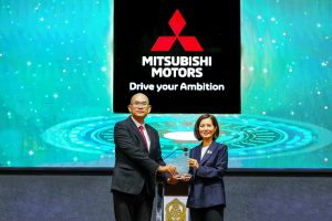 ข่าวรถวันนี้ : มิตซูบิชิ มอเตอร์ส ประเทศไทย รับโล่รางวัลจากกระทรวงศึกษาธิการ มุ่งสนับสนุนการศึกษารถยนต์ไฟฟ้า