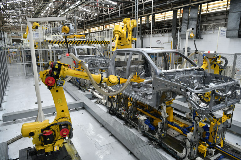 ออล-นิว มิตซูบิชิ ไทรทัน ใช้หุ่นยนต์สุดไฮเทคประกอบ