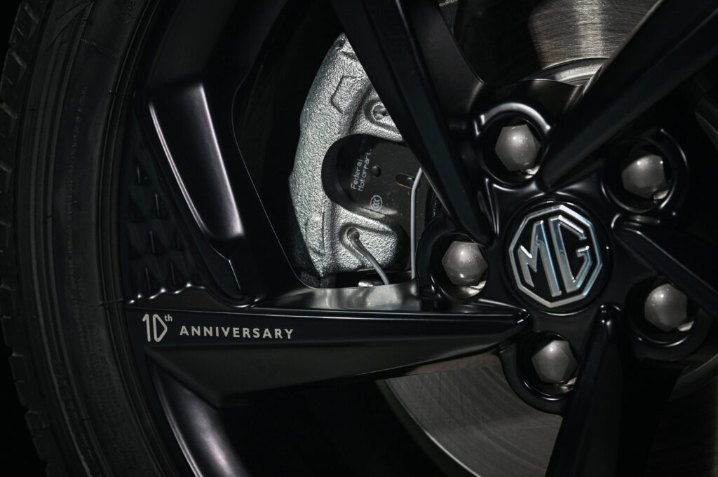 ข่าวรถวันนี้ : เอ็มจี เผยโฉม New MG5 10th Anniversary Special Edition ปรับลุคสปอร์ตคูเป้ซีดานให้คูล เพิ่มความคุ้มค่ากับราคา 589,900 บาท