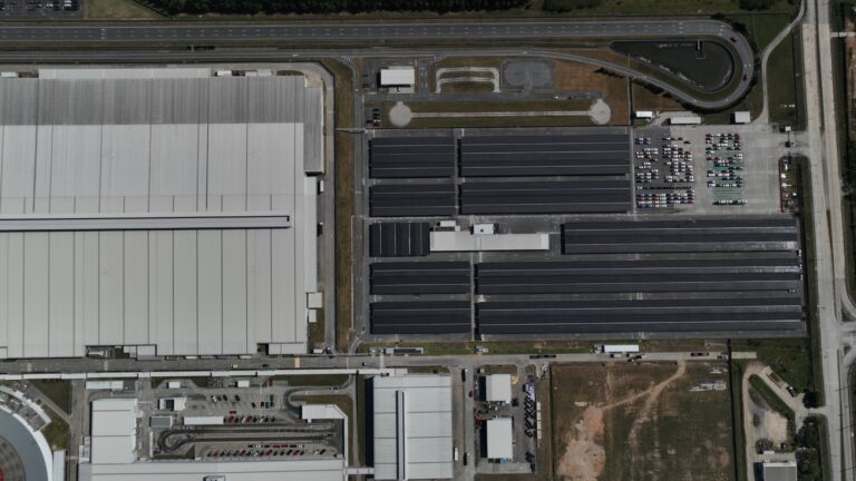 ข่าวรถวันนี้ : โรงงานฟอร์ดฉลอง ‘หลังคาโรงจอดรถแบบโซลาร์เซลล์’ ขนาดใหญ่ที่สุดในไทย