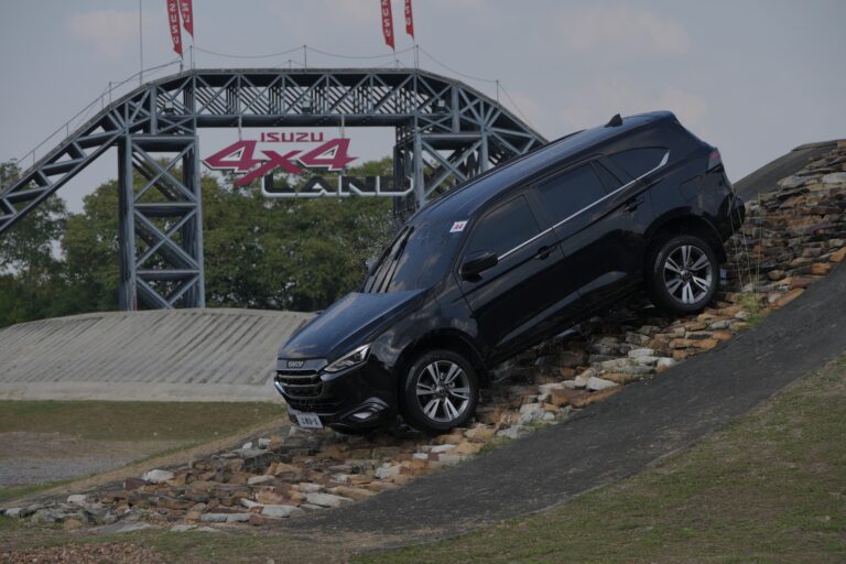 ข่าวรถวันนี้ : ครั้งแรก! อีซูซุเปิดสนาม Isuzu 4x4 Land พาลูกค้ามิว-เอ็กซ์ร่วมกิจกรรมสุดเอ็กซ์คลูซีฟ