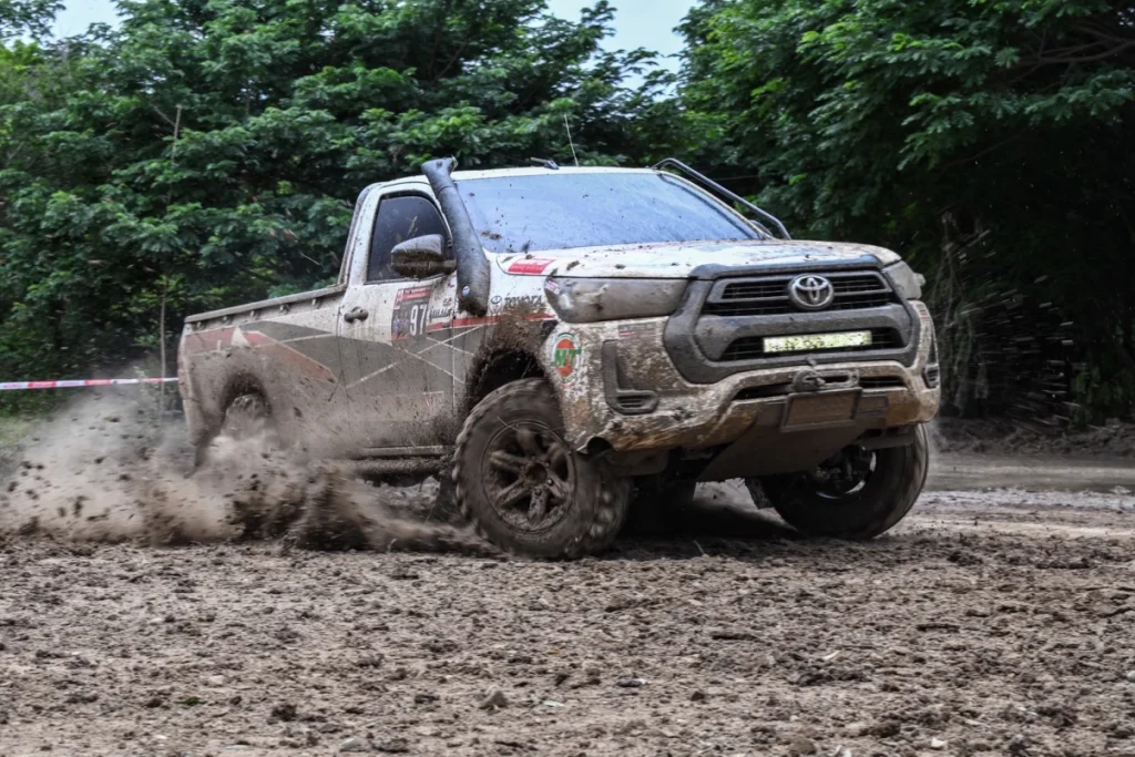TOYOTA HILUX REVO 10 เซียนประจัญบาน 2025