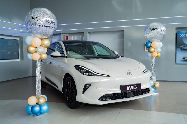 ข่าวรถวันนี้ : MG Primus   จัดงานหรู “FIRST MOVE - START OF HAPPINESS “ ส่งมอบรถ MG IM6 ยนตรกรรม SUV ไฟฟ้า สุดพรีเมี่ยมให้แก่ลูกค้าล็อตแรกในไทย