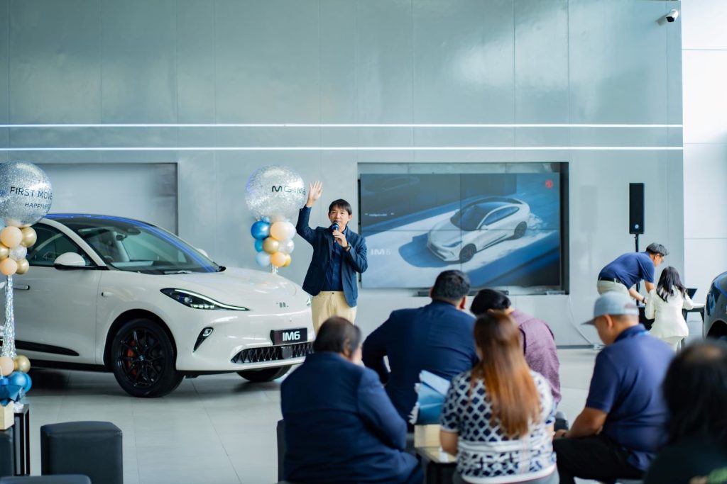 ข่าวรถวันนี้ : MG Primus   จัดงานหรู “FIRST MOVE - START OF HAPPINESS “ ส่งมอบรถ MG IM6 ยนตรกรรม SUV ไฟฟ้า สุดพรีเมี่ยมให้แก่ลูกค้าล็อตแรกในไทย